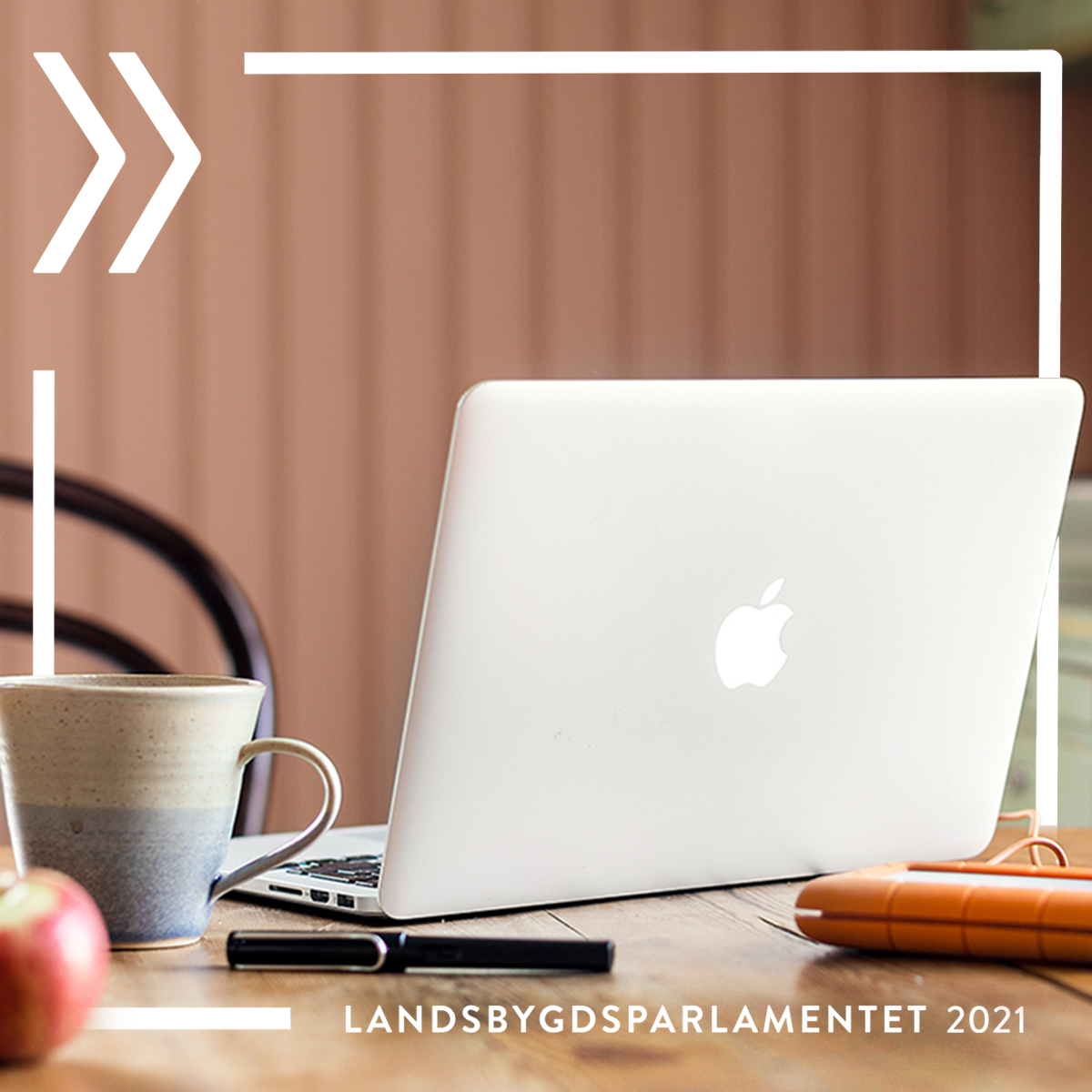 "Läppäri ja kahvikuppi pöydällä"